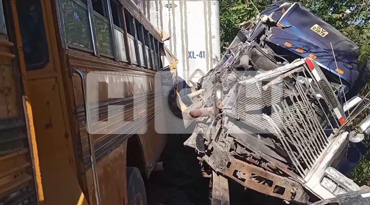 Al menos 20 lesionados deja aparatosa colisión entre bus y rastra en