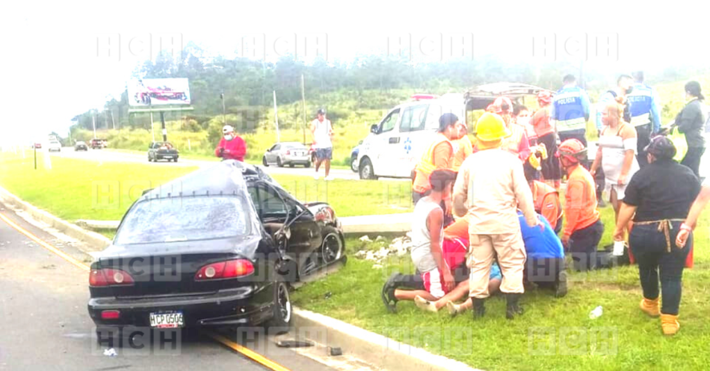 Brutal accidente vial deja pérdidas materiales en km 15 de la carretera