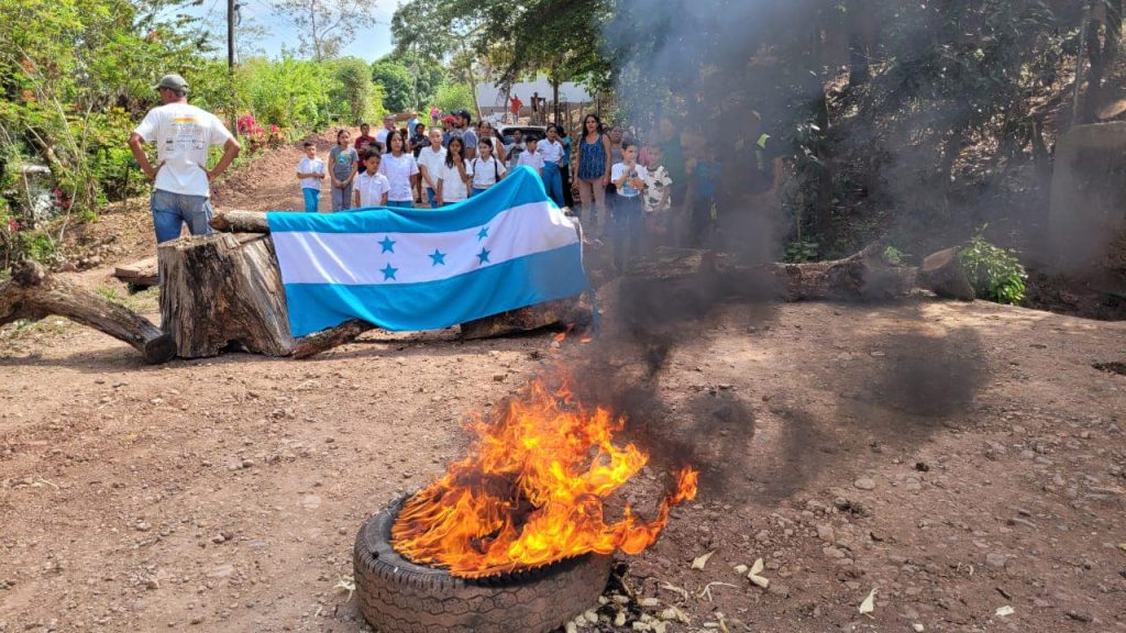 Se toman carretera en Gualala Santa Bárbara exigiendo retorno de