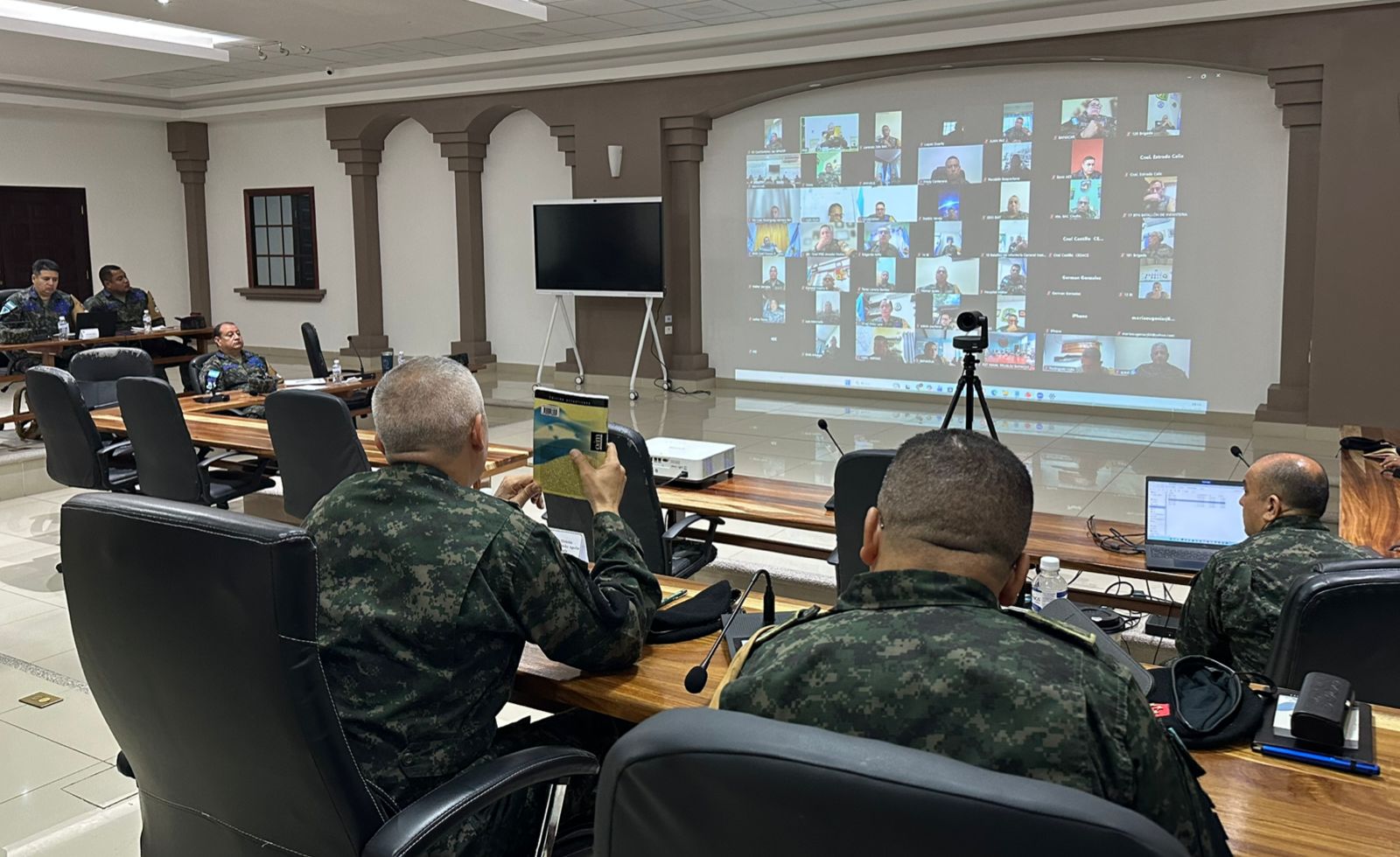 General Roosevelt Hernández se reúne con comandantes de las FFAA para afinar detalles sobre traslado de maletas electorales