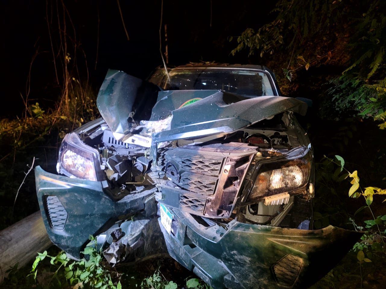 Destartalada patrulla de las FFAA que custodiaba maletas electorales tras accidente en zona occidental del país