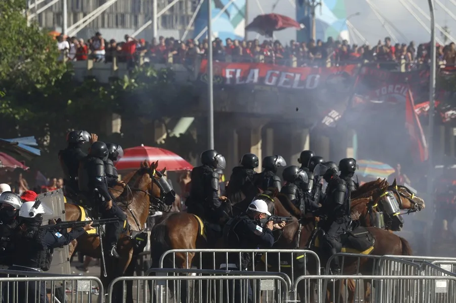 Una multitud despide a Flamengo y provoca disturbios en el aeropuerto de Río de Janeiro
