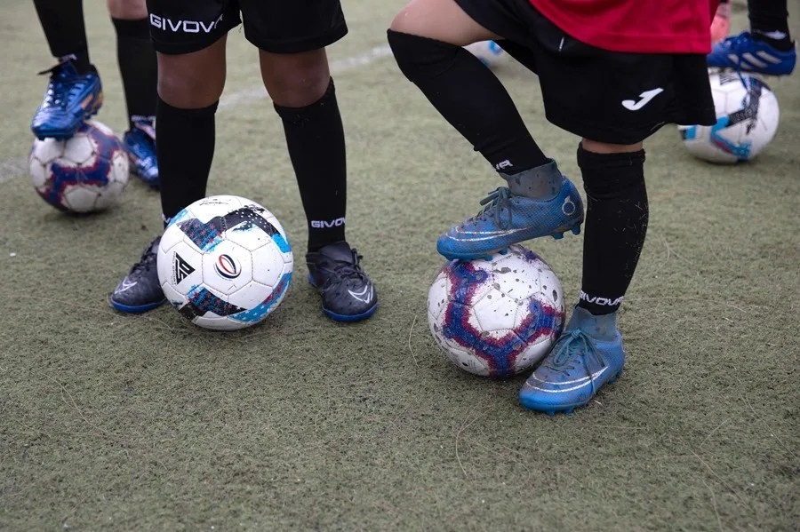 Hombre es detenido por amenazar con un machete al DT de su hijo por no ponerle a jugar