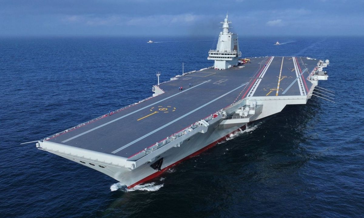 ¡Una joya militar! China pone en servicio el Fujian, su portaaviones más avanzado