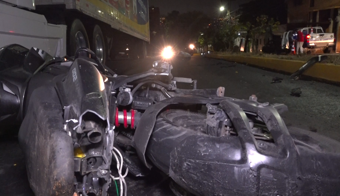 Motociclista pierde la vida tras estrellarse contra la parte trasera de una rastra #MóvilEmergenciaTGU