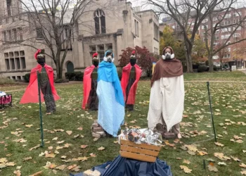 Un pesebre ‘custodiado’ por ICE y con un Niño Jesús esposado desata polémica en Chicago (EE.UU.)