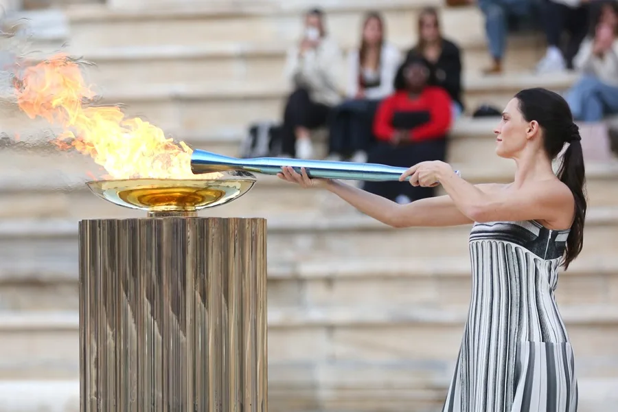 La llama olímpica deja Grecia y parte rumbo a Italia para los JJ. OO de Milán 2026