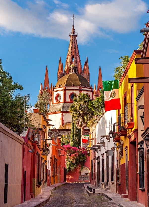 Pintoresca y cosmopolita, esa es la primera impresión que produce a sus visitantes la impactante San Miguel de Allende (IStock)