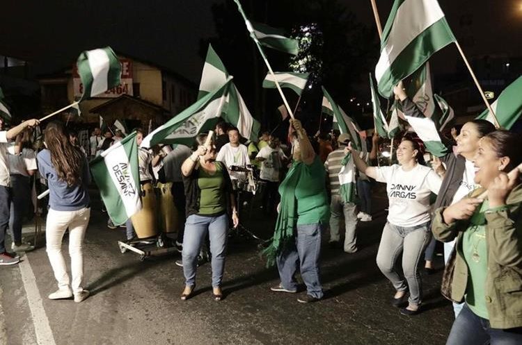 Simpatizantes del candidato Antonio Álvarez Desanti, del Partido Liberación Nacional. (Foto Prensa Libre: EFE)