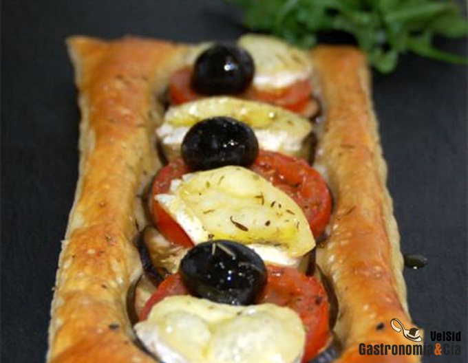 Hojaldre con berenjena, tomate y queso