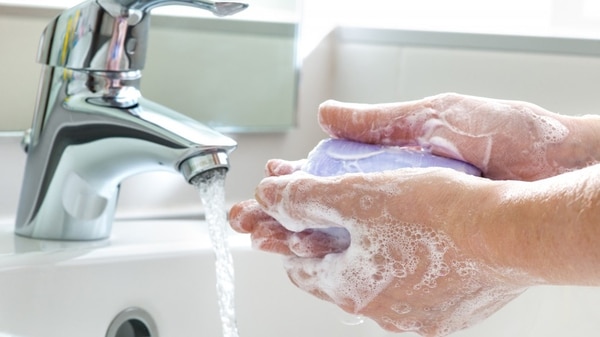 Los especialistas recomiendan lavarse las manos (iStock)