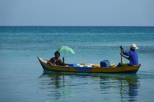 Dos mujeres en una balsa en el mar.