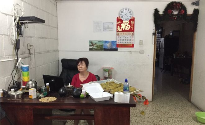 Li Zhong sentada en su tienda de San José, atendiendo a clientes durante la Semana Santa.
