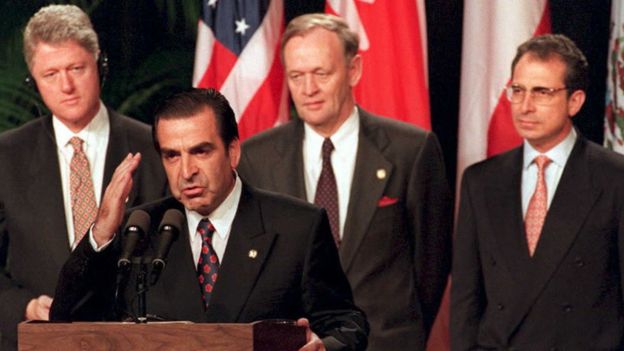 El entonces presidente de EE.UU., Bill Clinton (el primero de la izquierda), el chileno Eduardo Frei (al micrófono), y el mexicano Ernesto Zedillo (primero de la derecha) en la Cumbre de las Américas de 1994 en Miami.