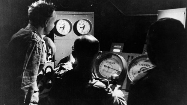 Científicos monitorean las primeras pruebas nucleares británicas a bordo del portaviones Campania, en 1952