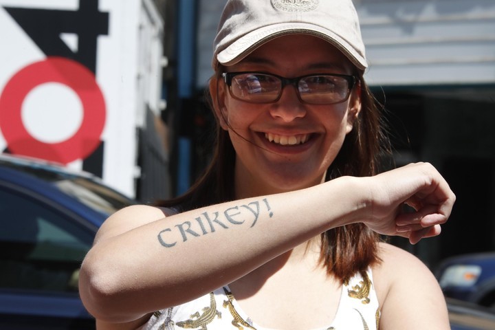 Una seguidora posa con un tatuaje "Crikey!" hecho famoso por el presentador Steve Irwin. Foto: EFE