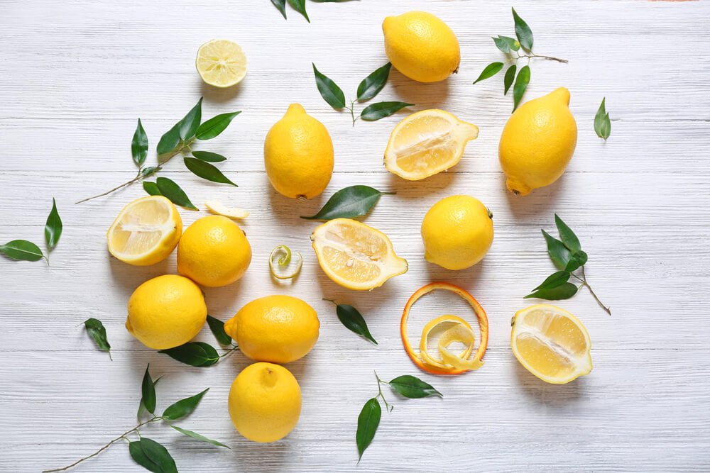 Descubre las propiedades que tiene el limón y los remedios que puedes hacer con este