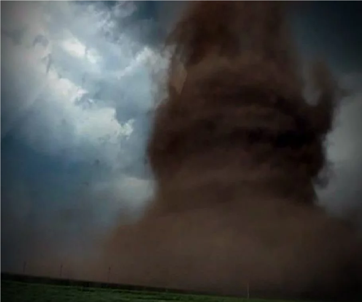 » (Video) Tornado levanta un camión de pasajeros y casas en Rumanía