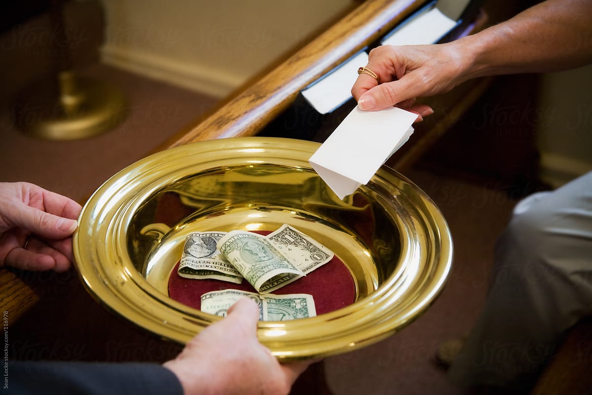 Фонды помогают деньгами. Пожертвования в церкви. Пожертвование на храм. Пожертвование денег. Сбор пожертвований в церкви.