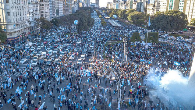 Nuevas Protestas En #Argentina Contra El Gobierno Y El Confinamiento ...