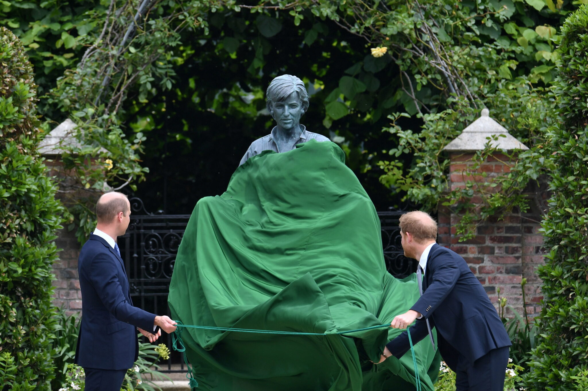 Así Luce La Estatua De Diana De Gales Que Fue Revelada Por William Y