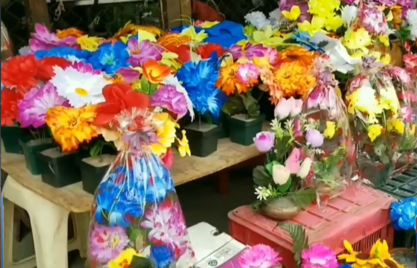 En vísperas del día de Difuntos l En apogeo venta de flores y coronas en  Santa Rosa de Copán 