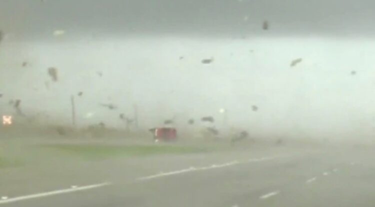 VIDEO]: Mira el momento en el que un tornado hizo volar por los aires una  camioneta en Texas 