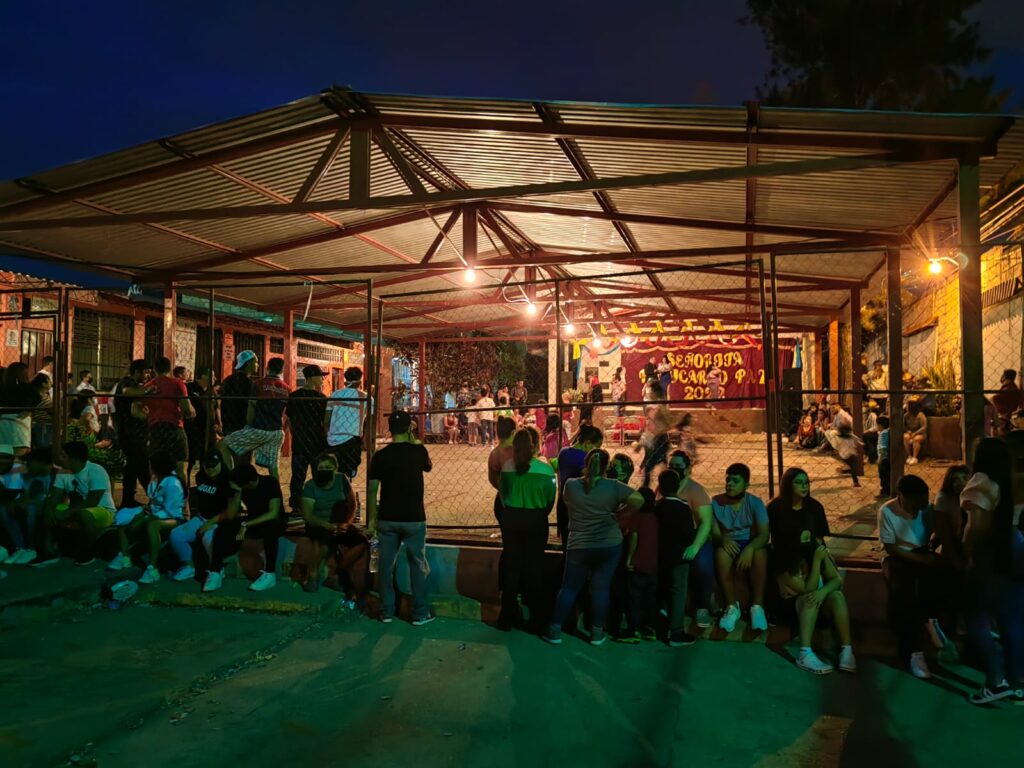 Vecinos de la Col. Policarpo Paz García en la capital, celebran su 43