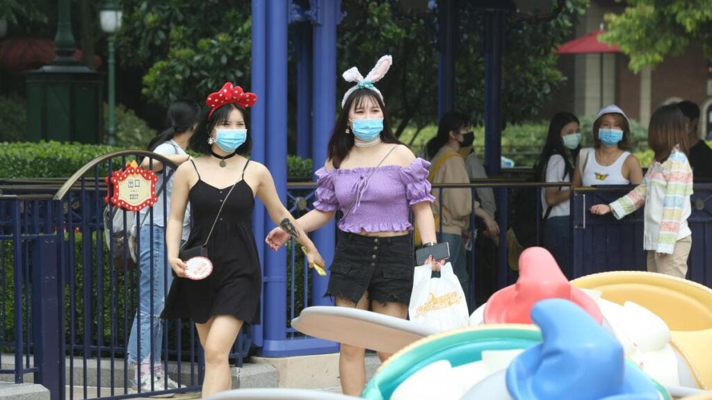 Para poder salir del confinamiento, las personas al interior de Disney Shanghái deberán resultar negativo en tres pruebas PCR.