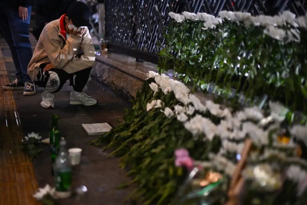 El Gobierno de Corea del Sur declaró este domingo luto nacional tras la estampida de personas durante las celebraciones de Halloween en Seúl que dejó al menos 153 muertos y 82 heridos, y prometió investigar en profundidad las causas del trágico suceso.