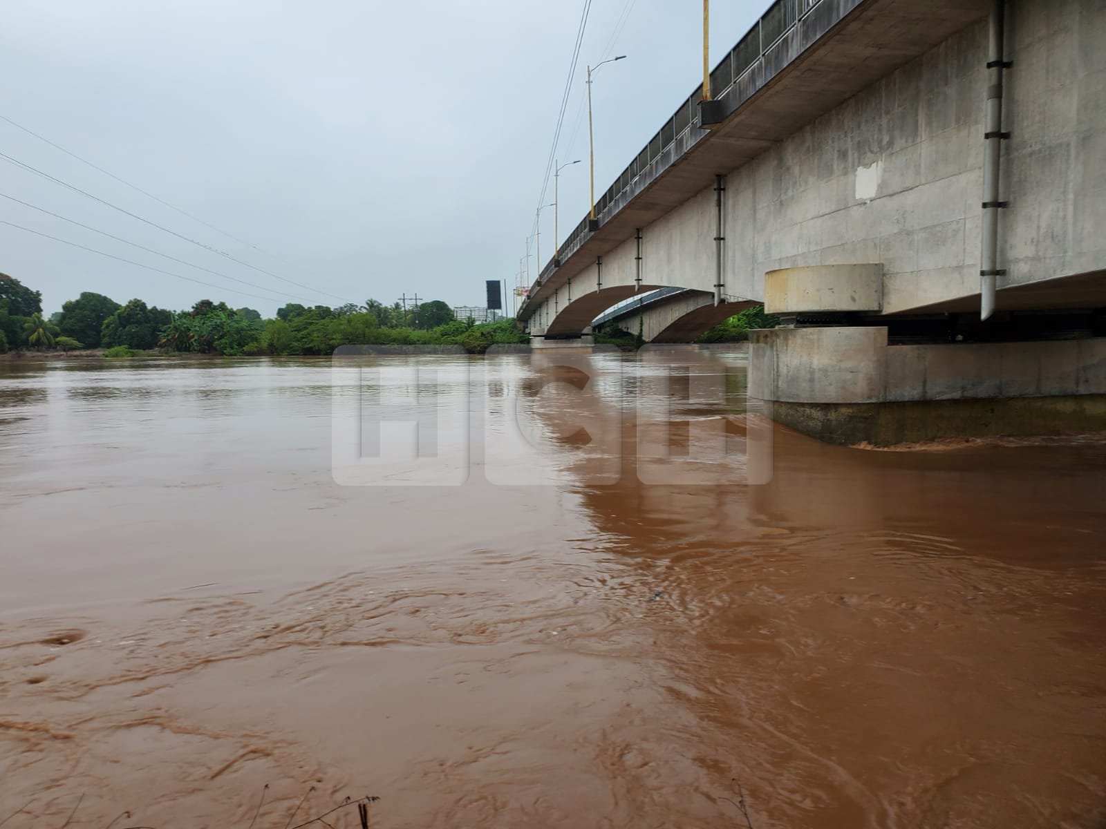 ¡No se confíe! “Al tope” y a la espera de crecida el imponente río Ulúa
