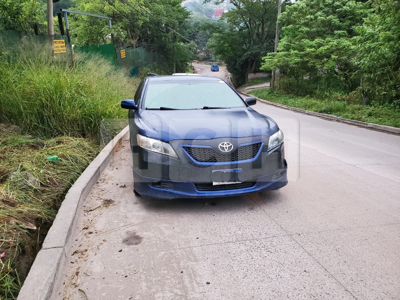 Abandonado desde hace tres días permanece carro en aldea Santa Rosa