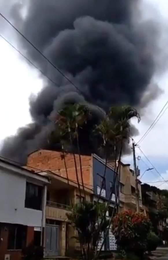 Una gran estela de humo es observable en gran parte de la capital de Antioquía, luego de que esta mañana se estrellara una avioneta sobre una zona residencial en Medellín.