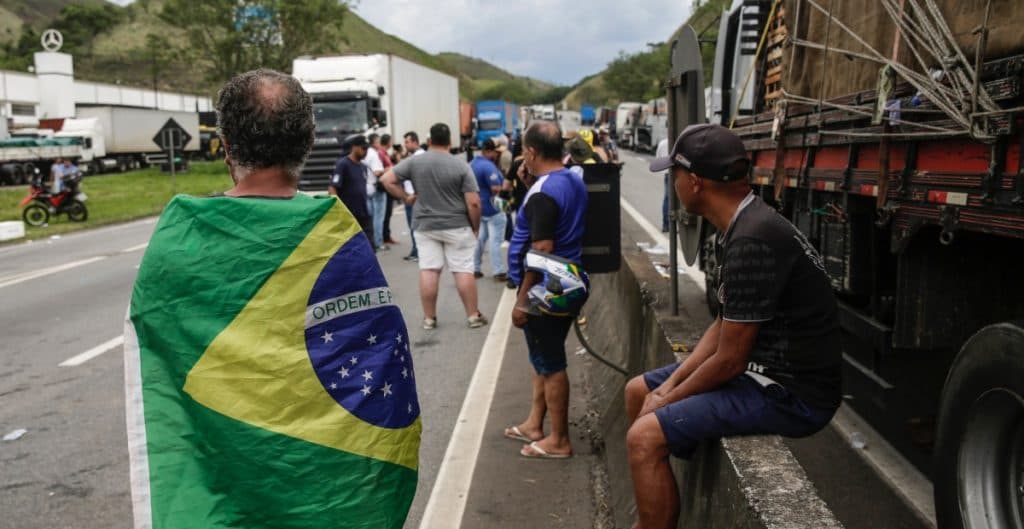 Grupos simpatizante al presidente Jair Bolsonaro han cerrado carreteras en protesta ante el gane de Lula Da Silva.