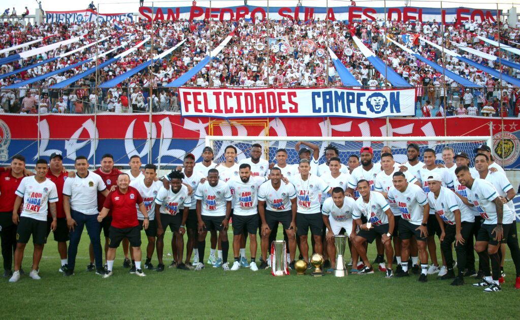 Previo al partido ante Motagua, Olimpia presumió junto a su afición sus dos copas de campeón de la Liga de Concacaf. ¡Fue una fiesta de principio a fin! 