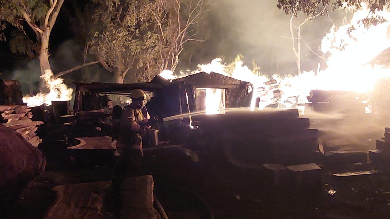 Lamentable! Voraz incendio consume tres casas y un taller en Las Flores,  Villa de San Antonio 