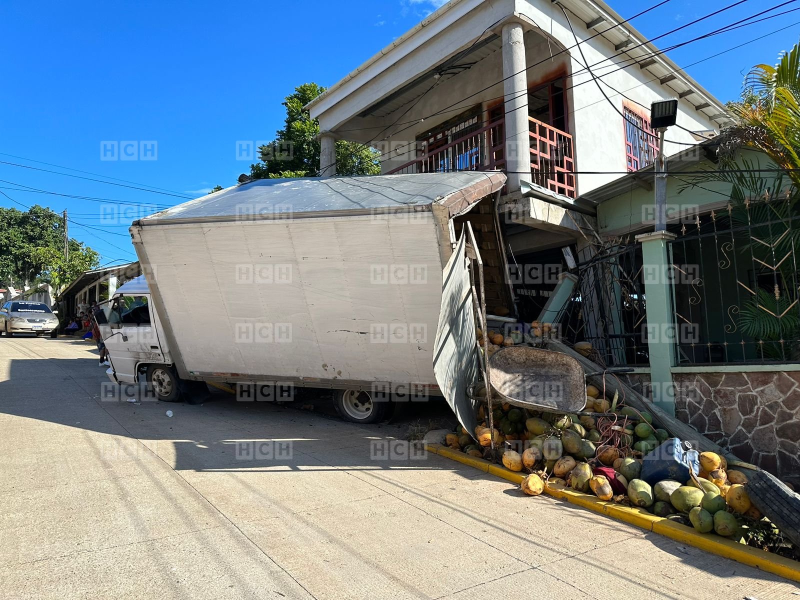 Cami n cargado de cocos se estrella con casa y por poco ocasiona