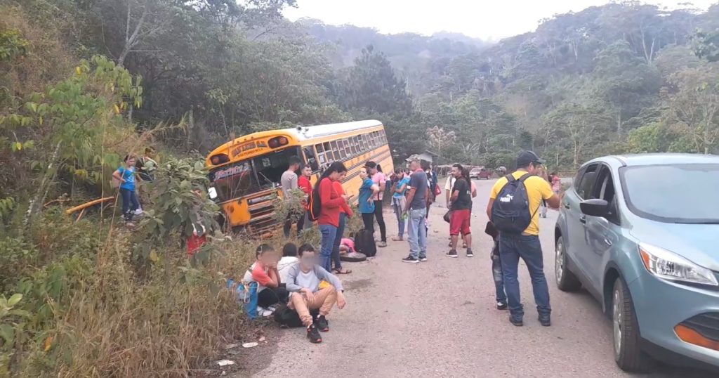 Por Poco Es Tragedia Al Menos Tres Heridos Al Accidentarse Bus En