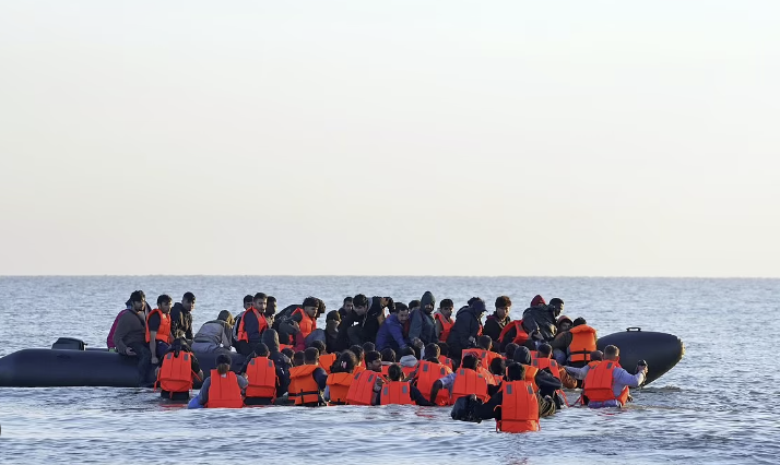 Más de 700 migrantes cruzaron el Canal de la Mancha en un día, un nuevo récord desde la llegada de Keir Starmer al poder