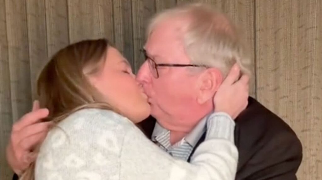 Influencer de 35 años se comprometió con un hombre de 80 Lo encontré en un hogar de ancianos