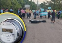 ¡Protesta! Se toman carretera en Villanueva, Cortés, rechazando instalación de nuevos «contadores» en la Gran Villa
