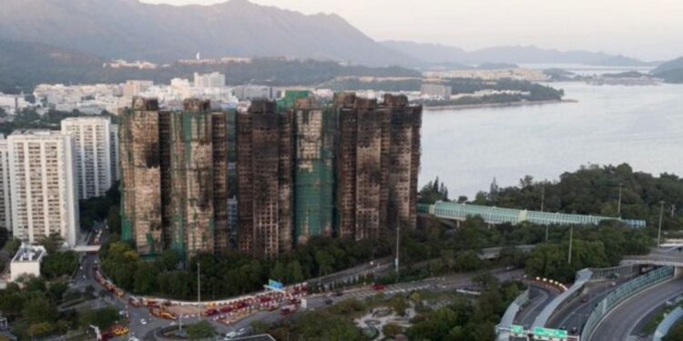 Arrestan a ocho personas en investigación del incendio en complejo de torres residenciales en Hong Kong