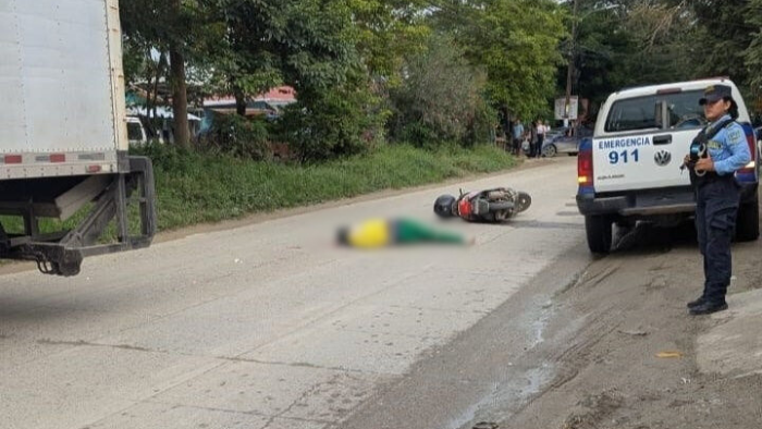 Motociclista pierde la vida al estrellarse contra un camión en la col. Felipe Zelaya de SPS
