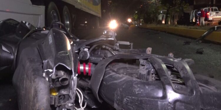 Motociclista pierde la vida tras estrellarse contra la parte trasera de una rastra #MóvilEmergenciaTGU