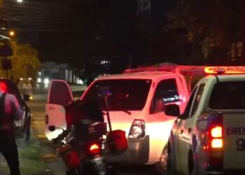 Mujer sobrevive al ataque de un pistolero Móvil Emergencia SPS