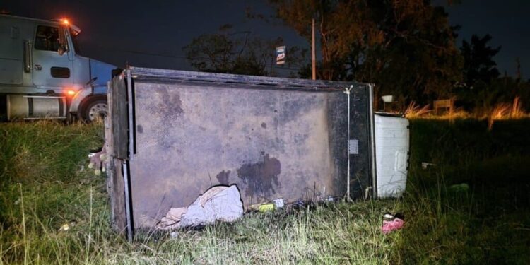 Camioncito se sale de la carretera tras capearse otro que invadió su carril Móvil Emergencia TGU