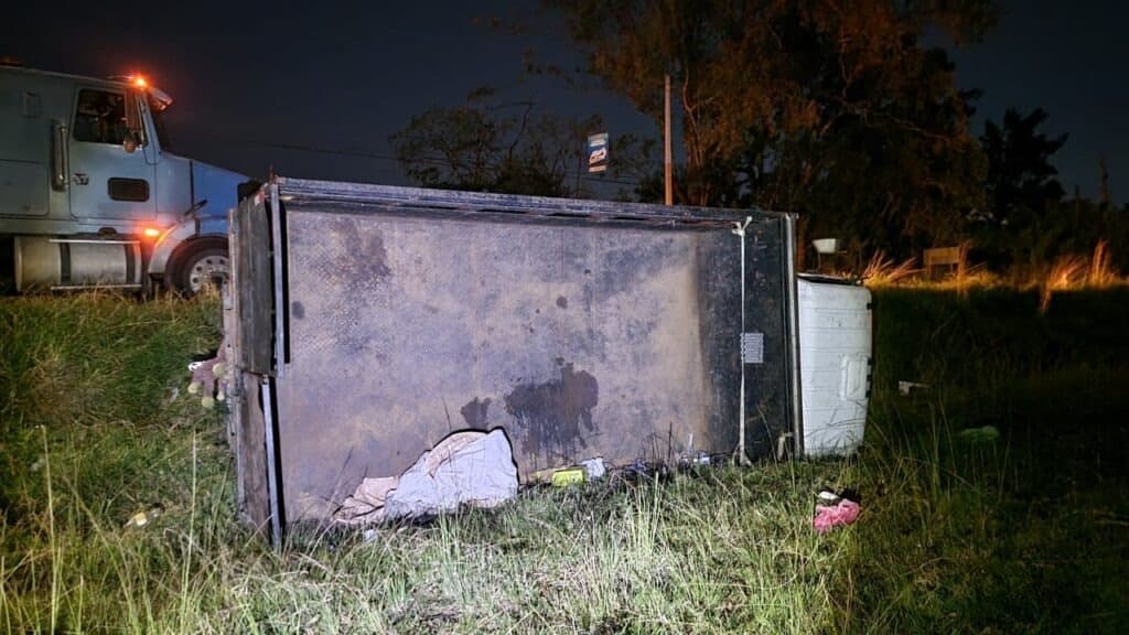 Camioncito se sale de la carretera tras capearse otro que invadió su carril Móvil Emergencia TGU