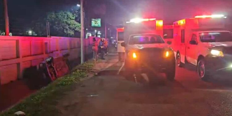 Conductor impactó con muro y terminó encunetado tras perder el control del volante Móvil Emergencia SPS