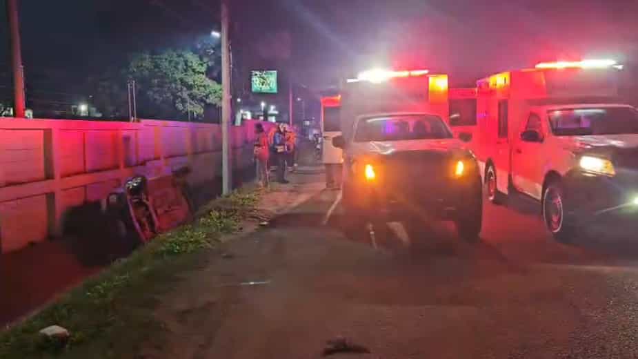 Conductor impactó con muro y terminó encunetado tras perder el control del volante Móvil Emergencia SPS