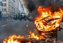 Caos en Bruselas por enfrentamientos entre agricultores y policía por el pacto entre la UE con Mercosur Enfrentamientos Bruselas Mercosur